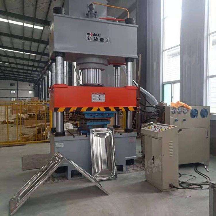 500噸不銹鋼水箱板拉伸液壓機(jī)客戶(hù)現(xiàn)場(chǎng).jpg